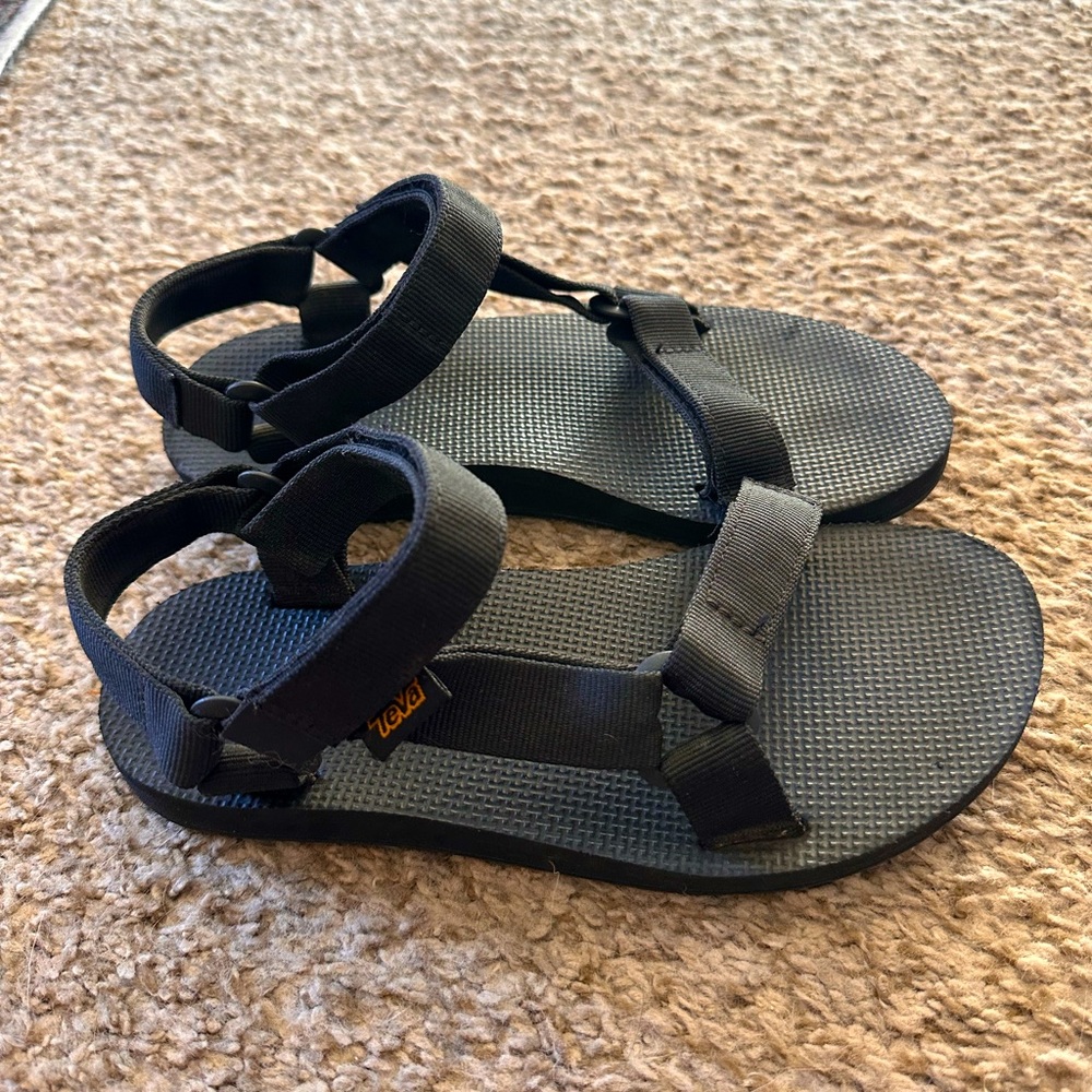 Teva sandals, US 6